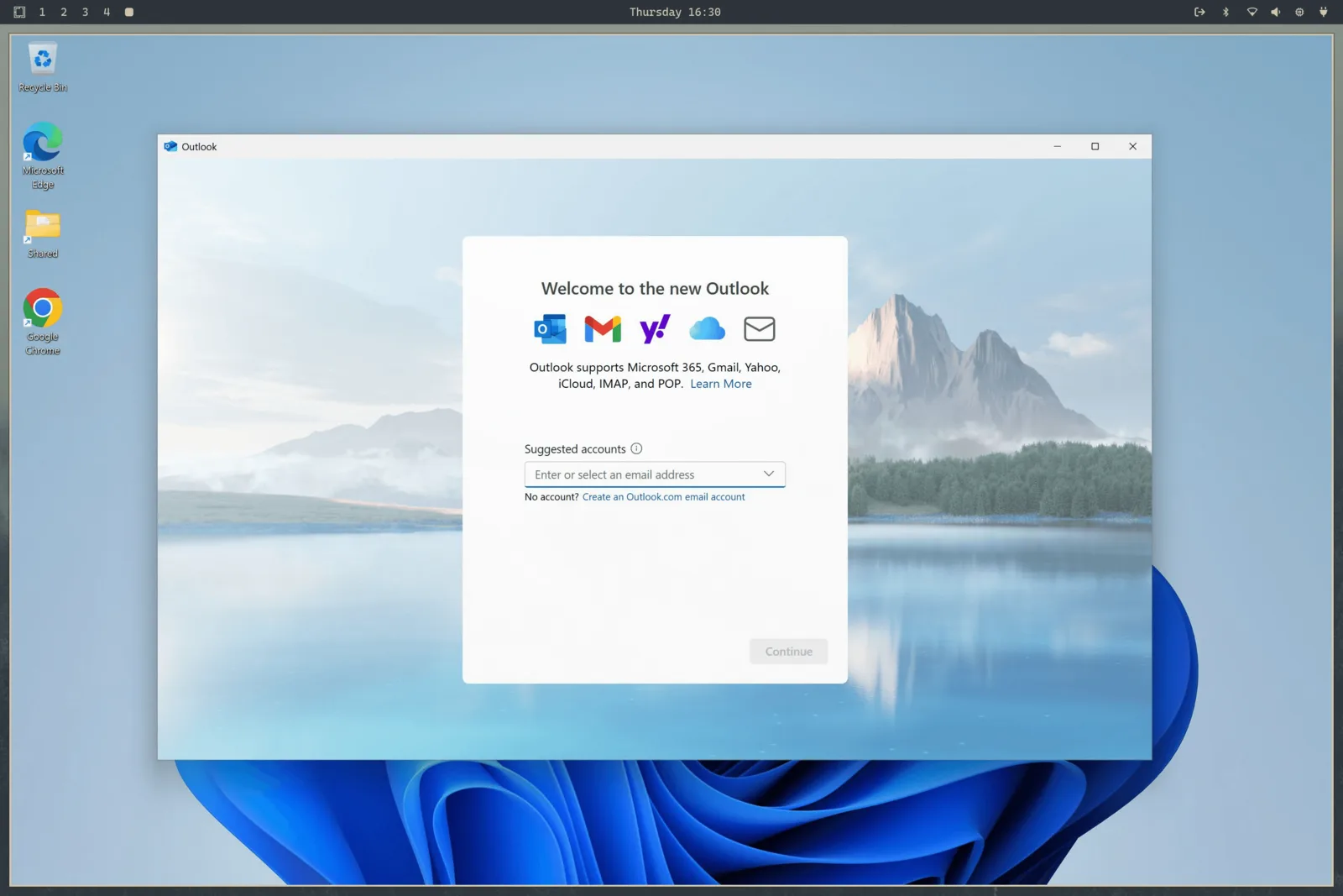 Windows 11 keyrir Outlook inni í Omarchy og skjáborðsstika Omarchy sést fyrir ofan